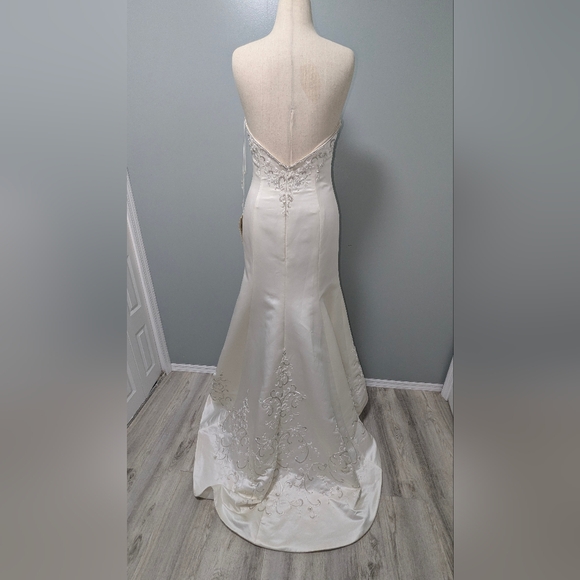 NWT Demetrios To Ivory Wedding Dress – Size 12 – Detachable Train - Picture 6 of 9